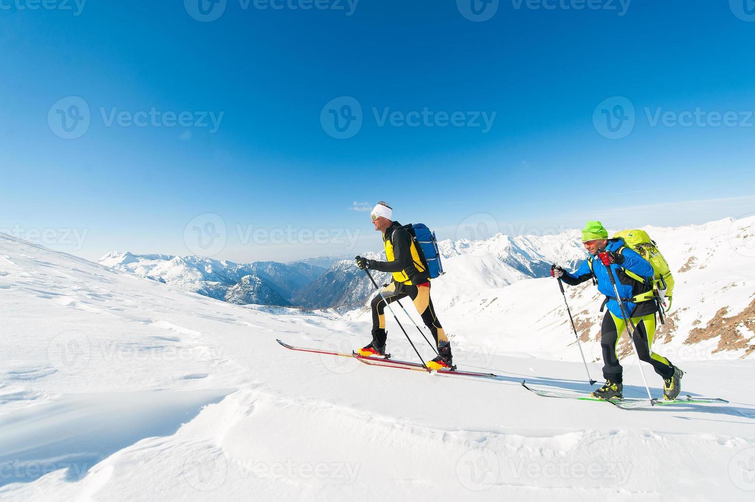 Esquí de montaña en acción en los Alpes italianos foto