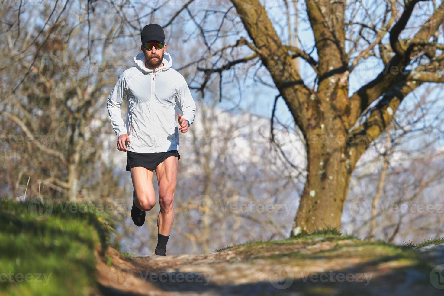 hombre corriendo en un sendero natural foto