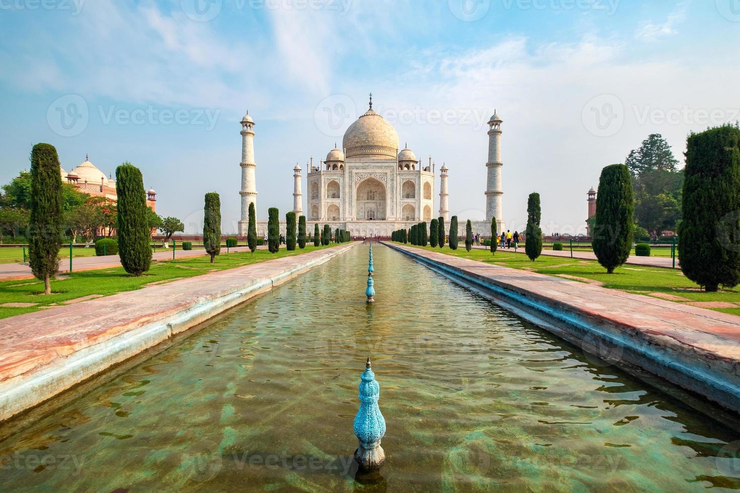 Vista frontal del Taj Mahal reflejada en la piscina de reflexión. foto