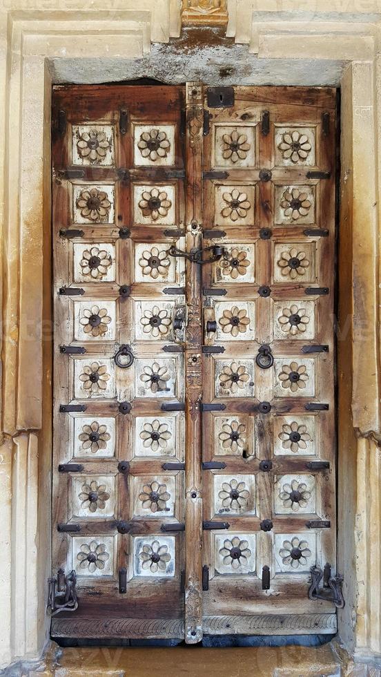 puerta de madera antigua rústica antigua foto