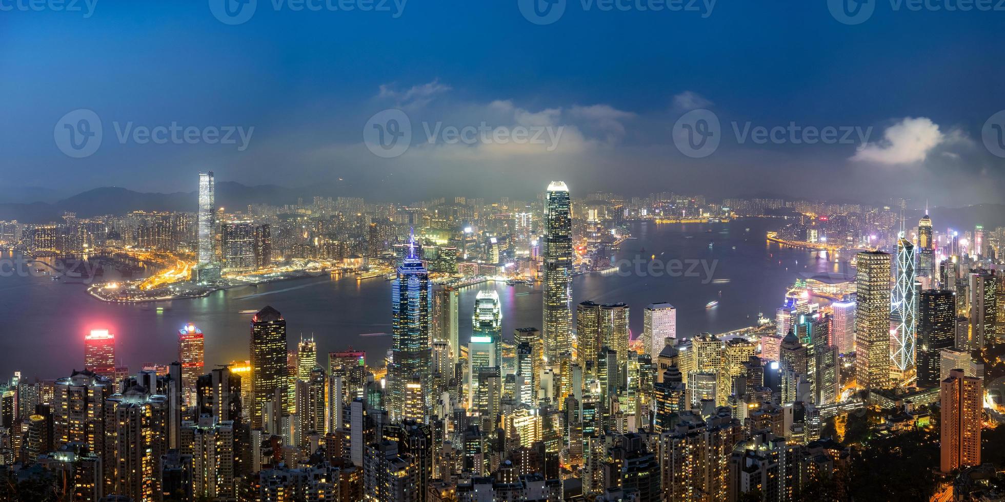 Vista panorámica del horizonte de Hong Kong en la noche visto desde el pico Victoria foto