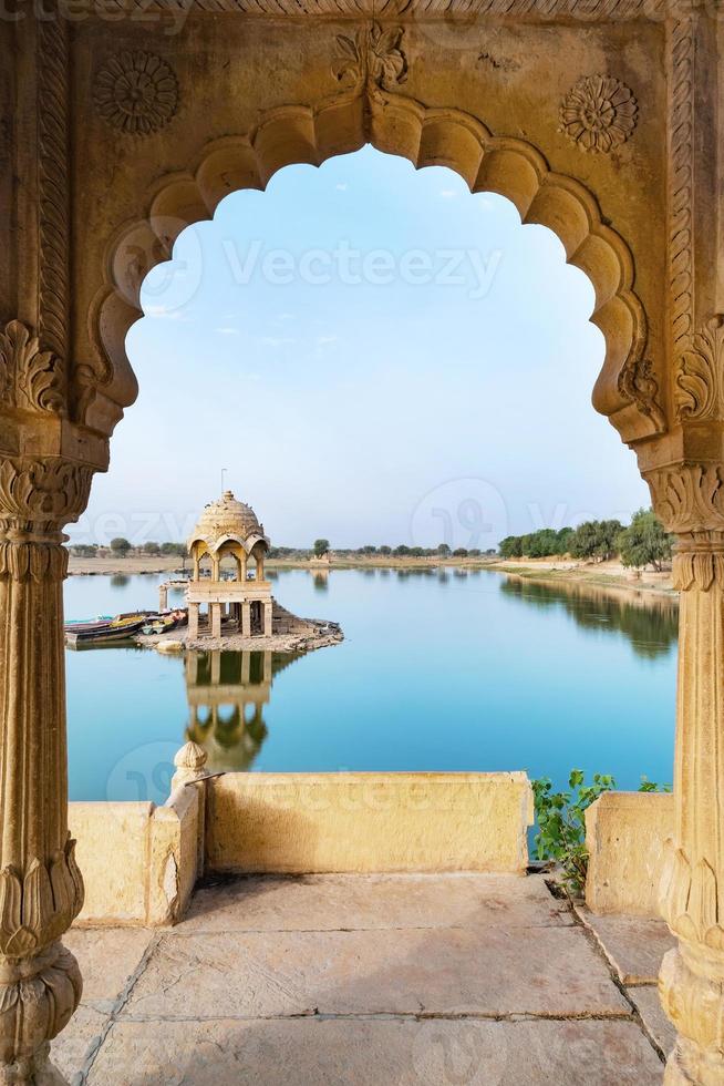 Lago gadisar en la mañana en Jaisalmer, Rajasthan, India foto