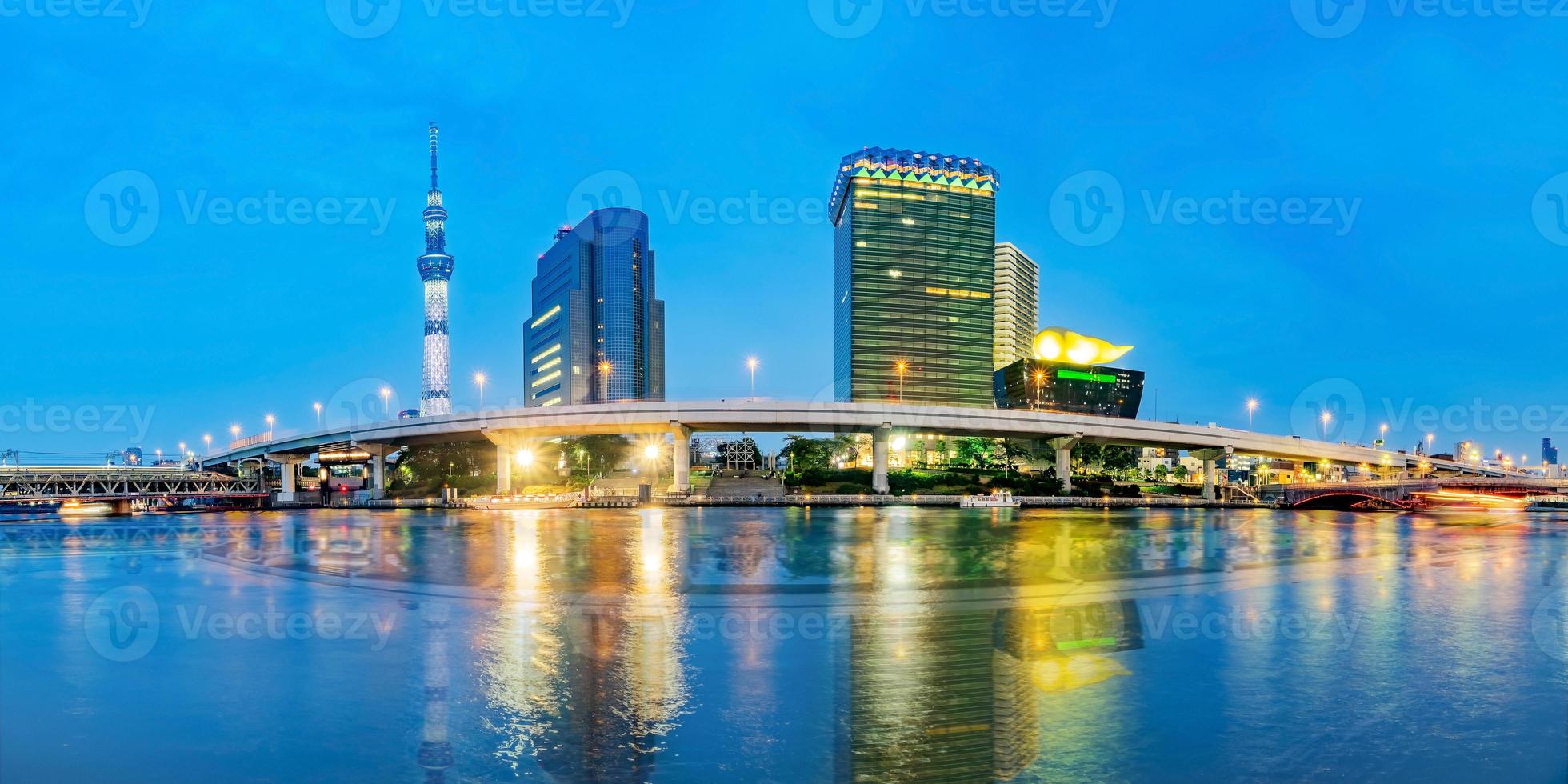 Paisaje urbano de Tokio en el río Sumida en Tokio, Japón foto