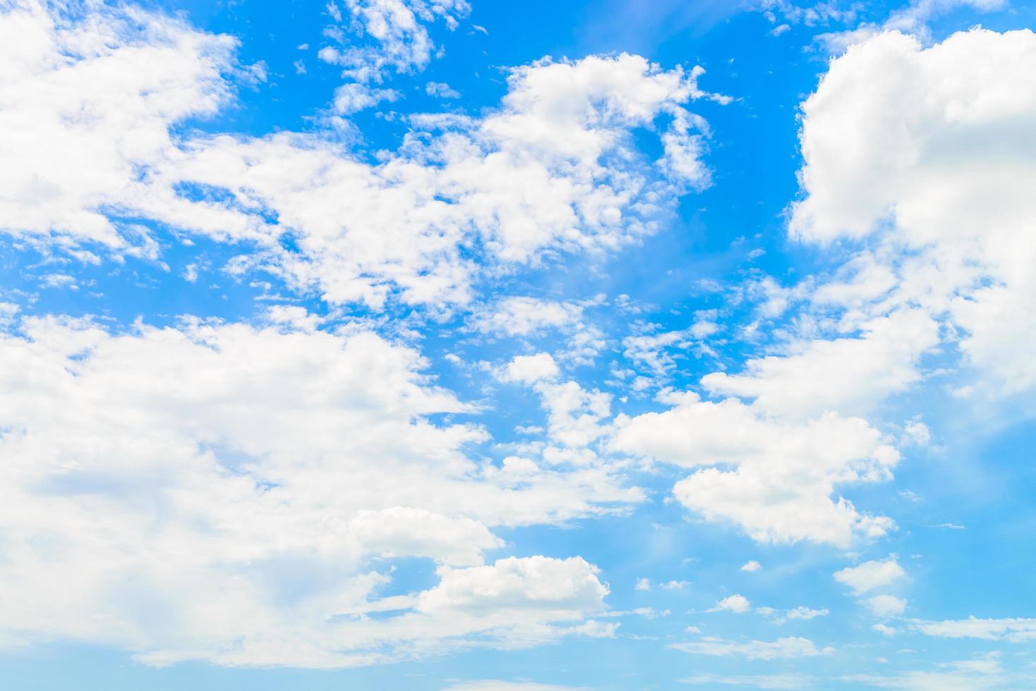 nube en el cielo azul foto