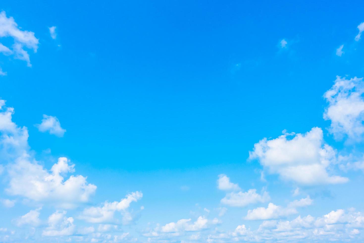 nube blanca en el cielo azul foto