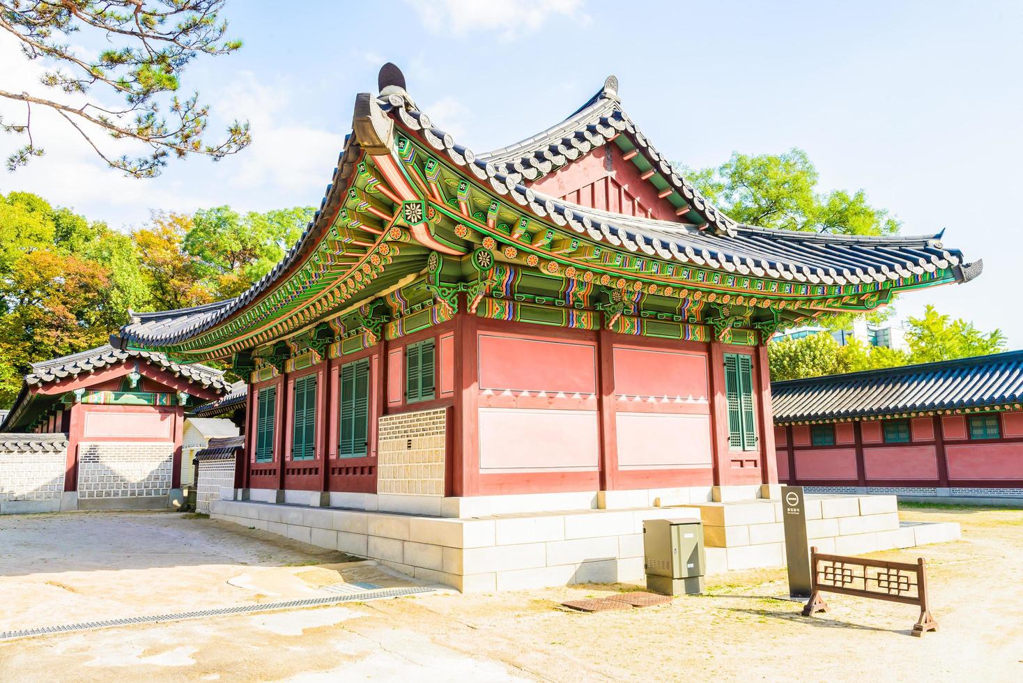 edificios en el palacio changdeokgung en la ciudad de seúl, corea del sur foto