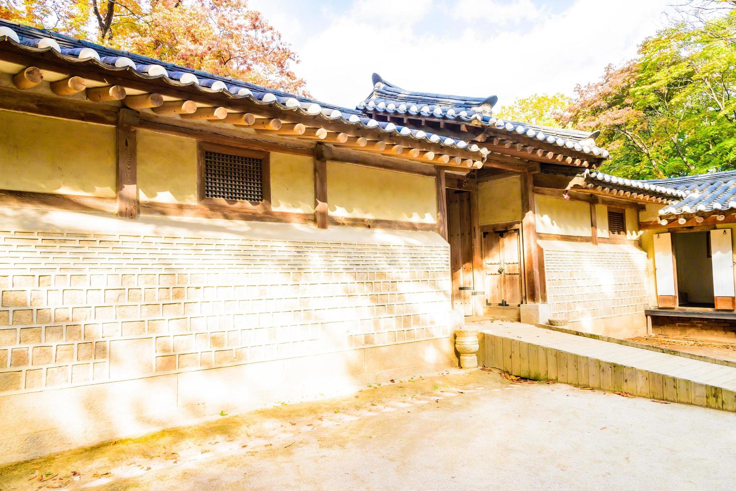 edificios en el palacio changdeokgung en la ciudad de seúl, corea del sur foto