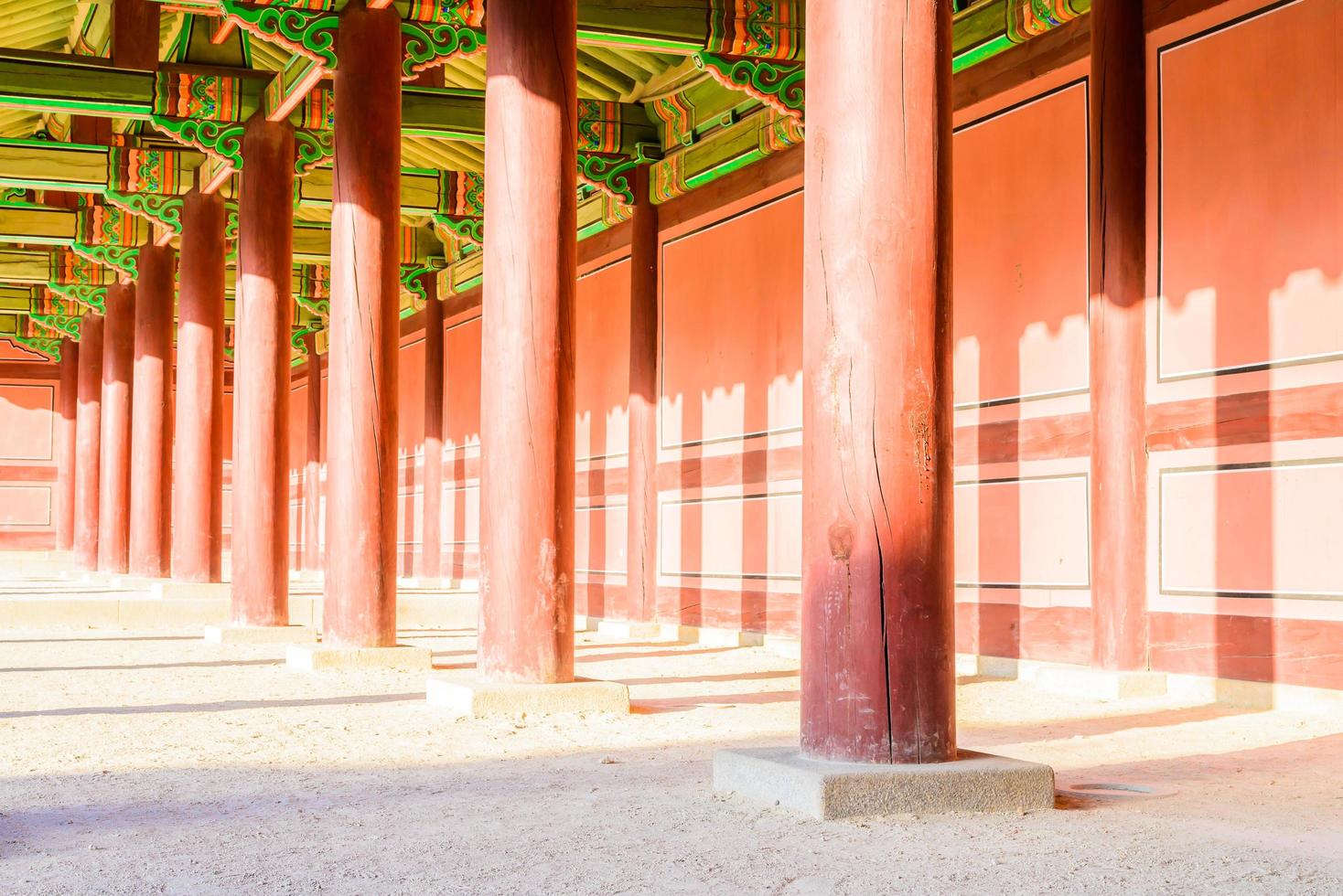 edificios en el palacio changdeokgung en la ciudad de seúl, corea del sur foto