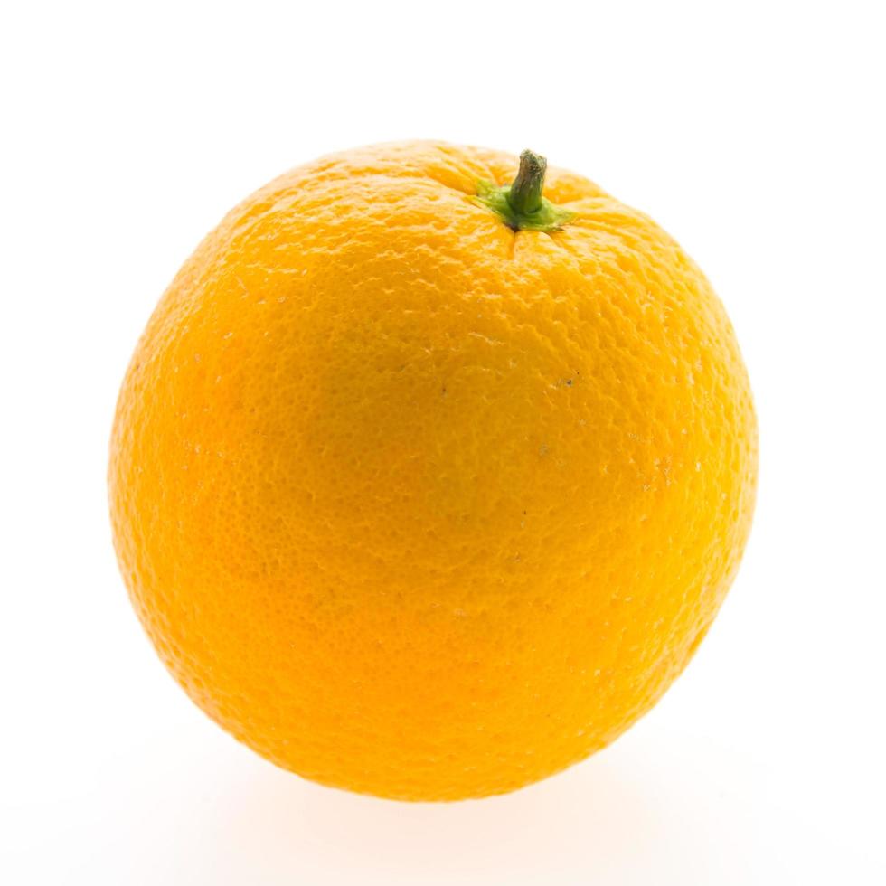 fruta naranja aislada sobre fondo blanco foto