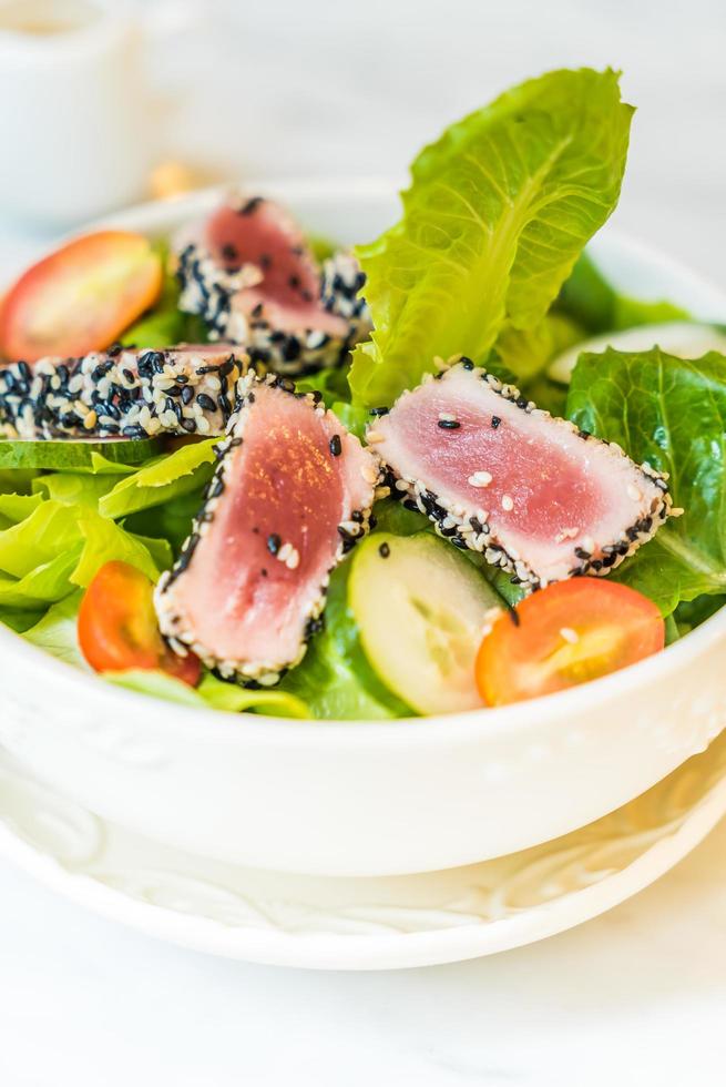 Ensalada de atún a la parrilla en un tazón blanco - comida sana foto