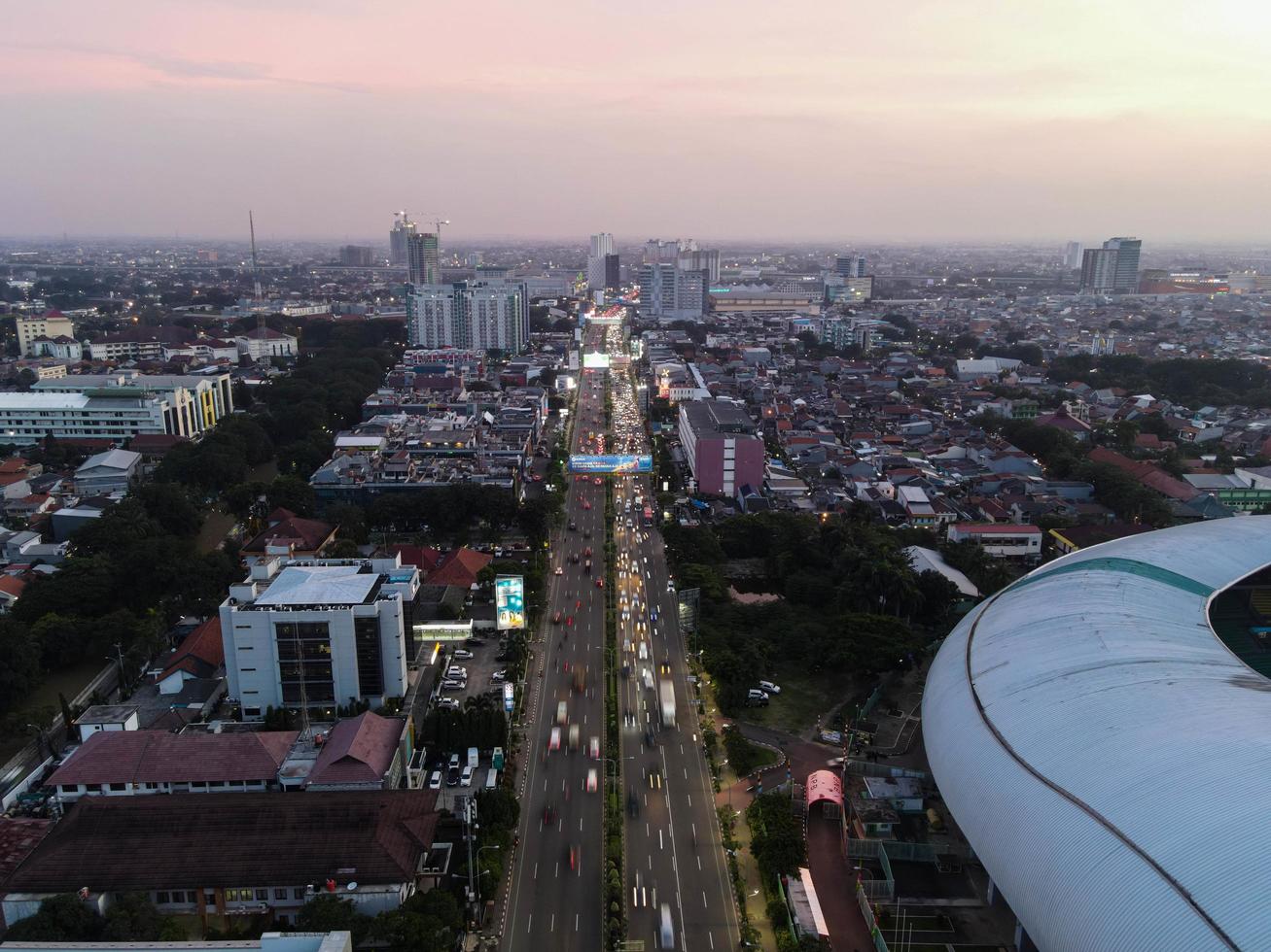 Bekasi, Indonesia 2021- Vista aérea del estadio más grande de Bekasi desde un dron con puesta de sol y nubes foto