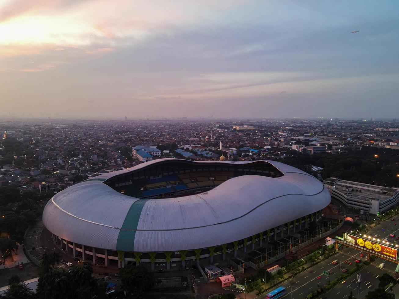 Bekasi, Indonesia 2021- Vista aérea del estadio más grande de Bekasi desde un dron con puesta de sol y nubes foto