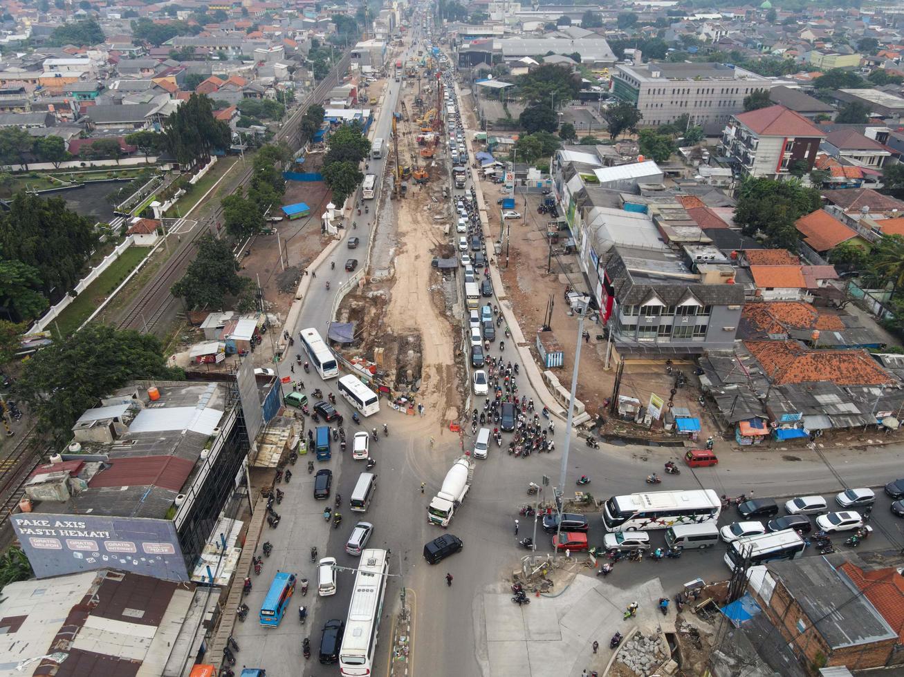 bekasi, indonesia 2021- atasco de tráfico en las calles contaminadas de bekasi con el mayor número de vehículos de motor y congestión del tráfico foto