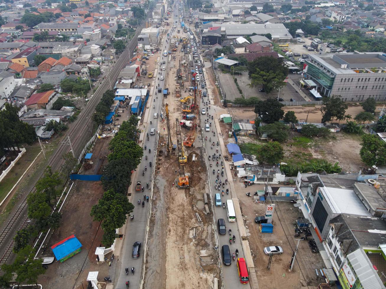 bekasi, indonesia 2021- atasco de tráfico en las calles contaminadas de bekasi con el mayor número de vehículos de motor y congestión del tráfico foto