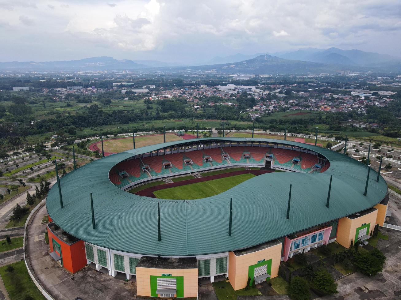 Bogor, Indonesia 2021- vista aérea del estadio más grande pakansari stadium desde drone con nubes y puesta de sol foto