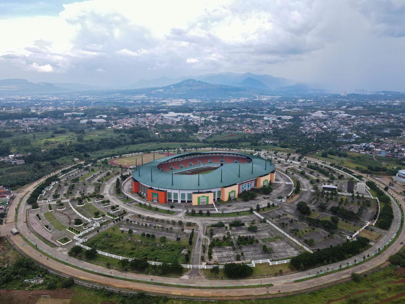 Bogor, Indonesia 2021- vista aérea del estadio más grande pakansari stadium desde drone con nubes y puesta de sol foto