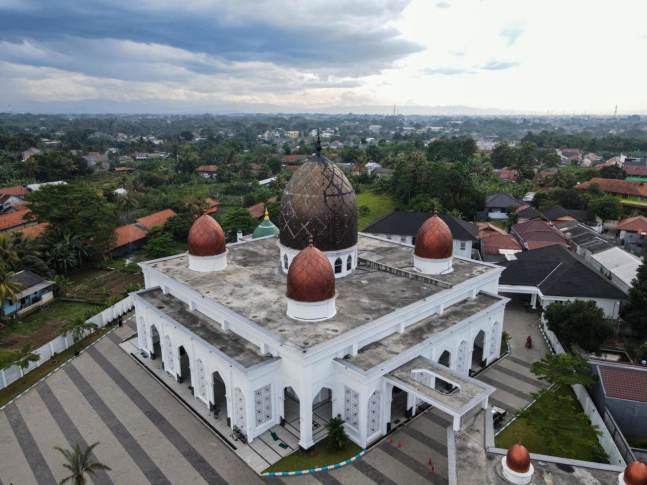 depok, indonesia 2021- panorama de la mezquita del centro nurul mustofa, vista de la mezquita más grande de depok foto