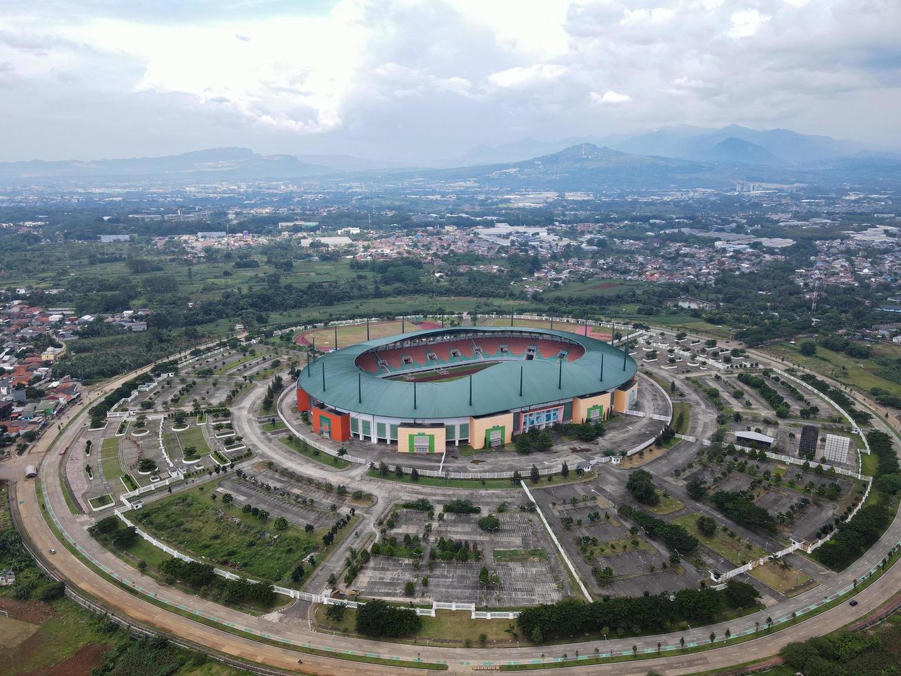 Bogor, Indonesia 2021- vista aérea del estadio más grande pakansari stadium desde drone con nubes y puesta de sol foto