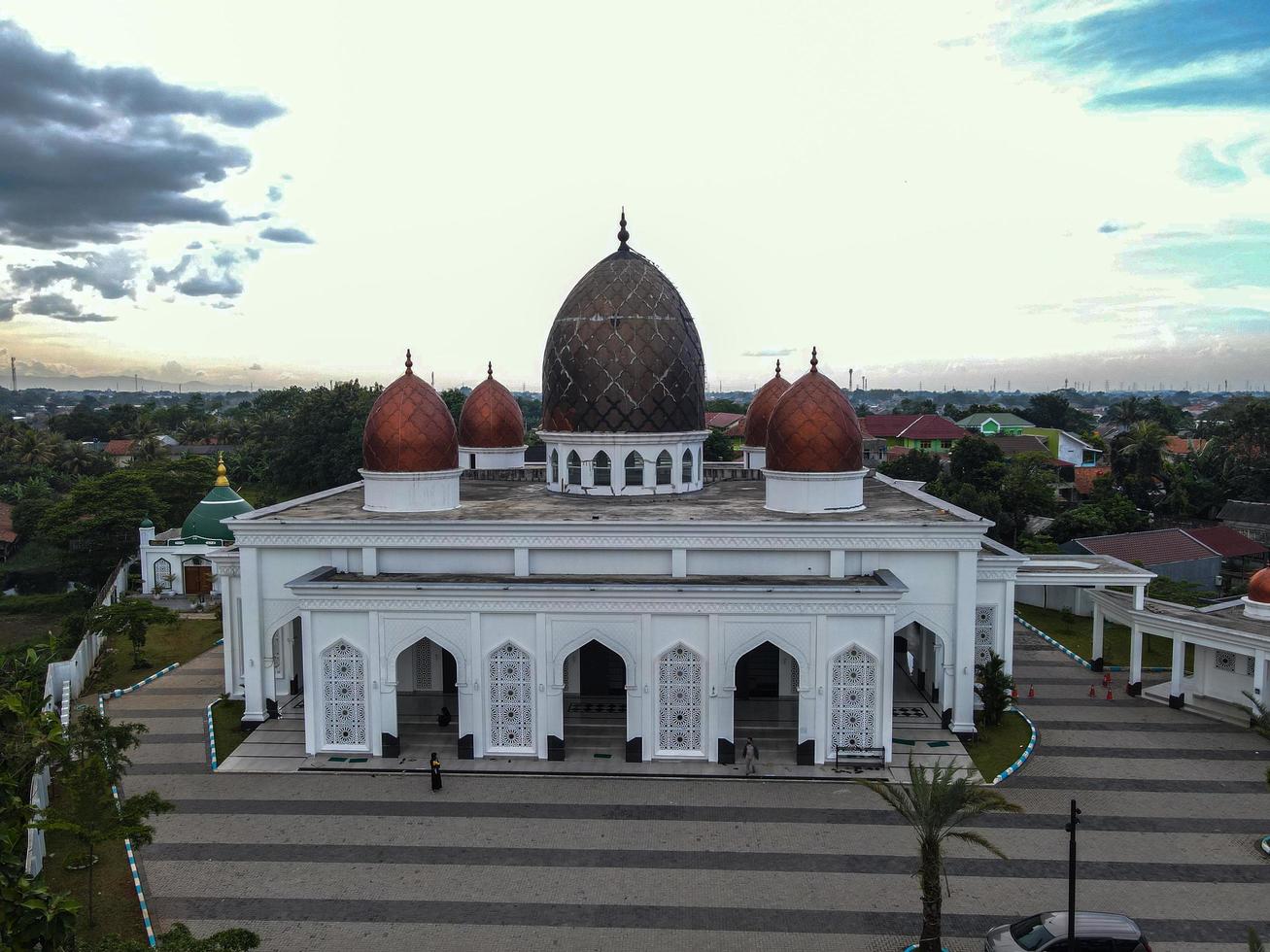 depok, indonesia 2021- panorama de la mezquita del centro nurul mustofa, vista de la mezquita más grande de depok foto