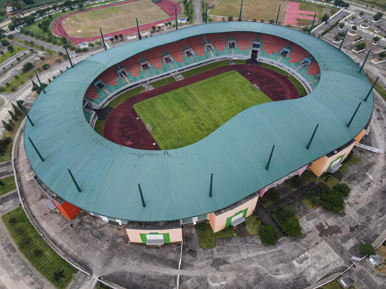 Bogor, Indonesia 2021- vista aérea del estadio más grande pakansari stadium desde drone con nubes y puesta de sol foto