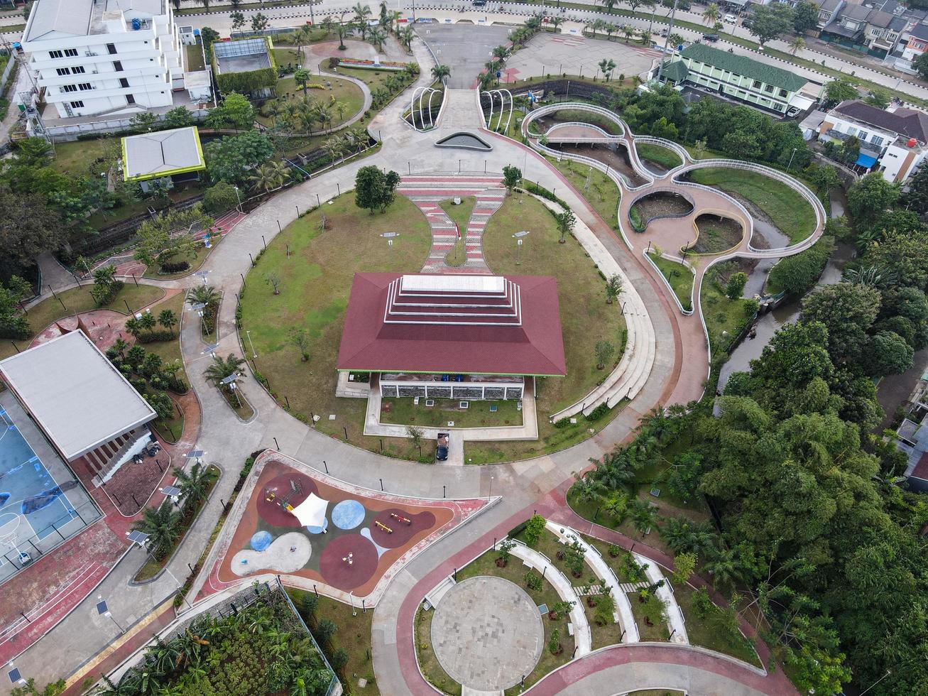 Depok, Indonesia 2021- Vista aérea del patio de recreo en un parque público rodeado de árboles verdes foto