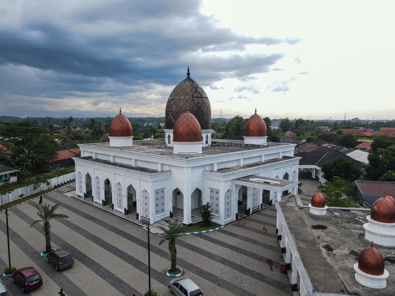 depok, indonesia 2021- panorama de la mezquita del centro nurul mustofa, vista de la mezquita más grande de depok foto