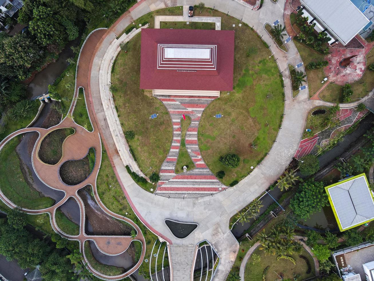 Depok, Indonesia 2021- Vista aérea del patio de recreo en un parque público rodeado de árboles verdes foto