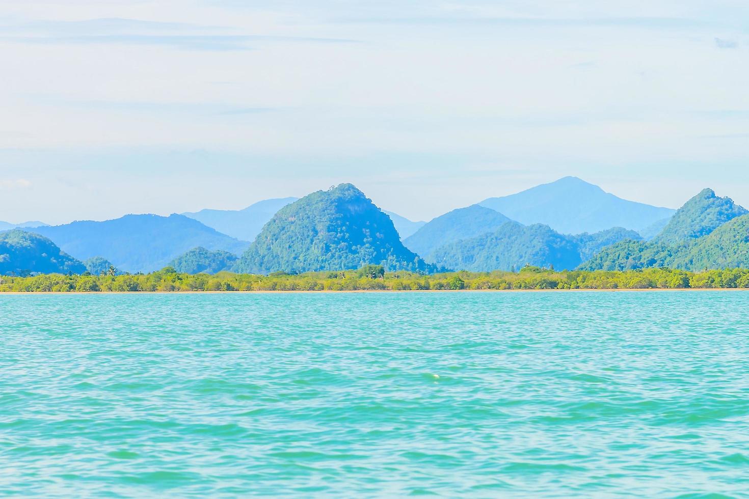 hermosa isla tropical y mar en tailandia foto