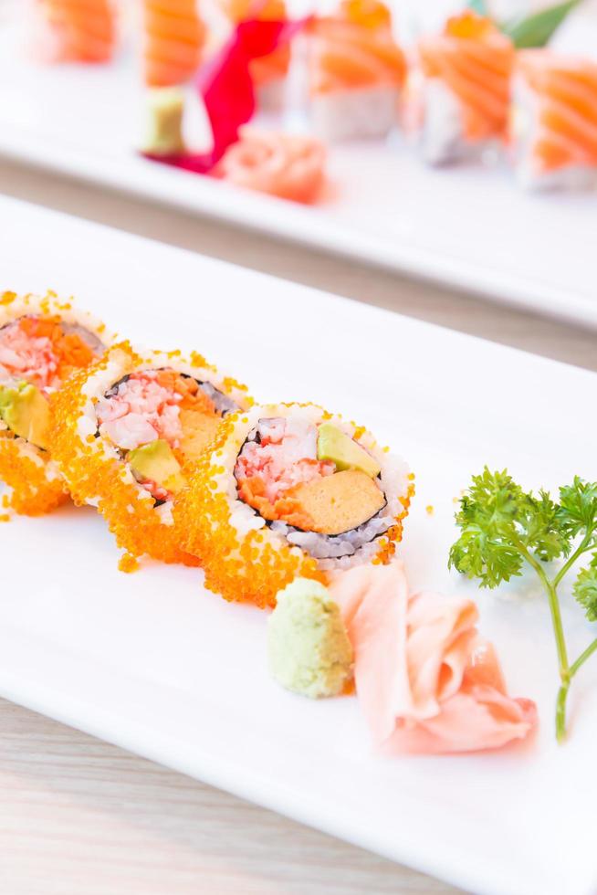punto de enfoque selectivo california roll maki sushi foto