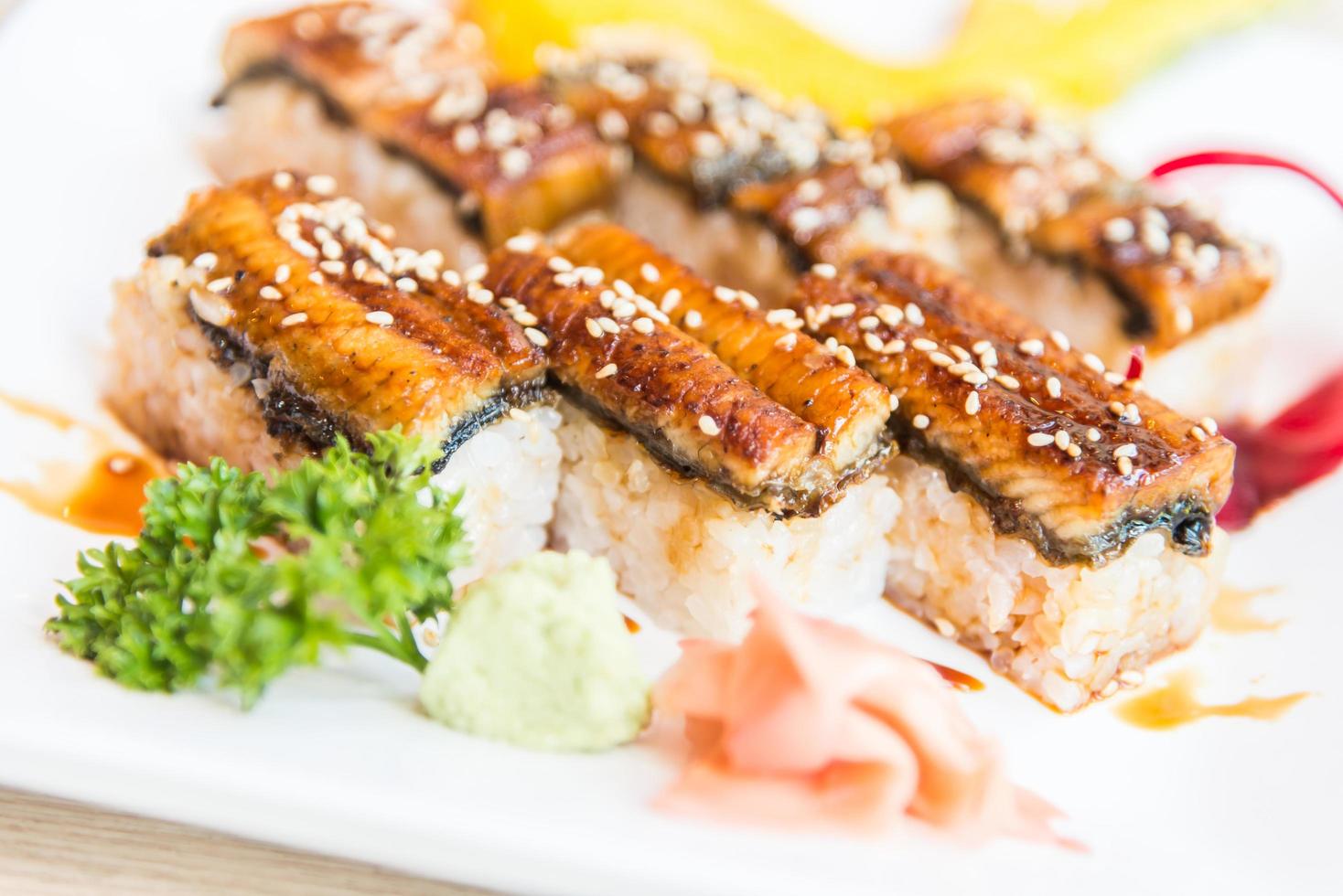 rollo de sushi de anguila maki foto