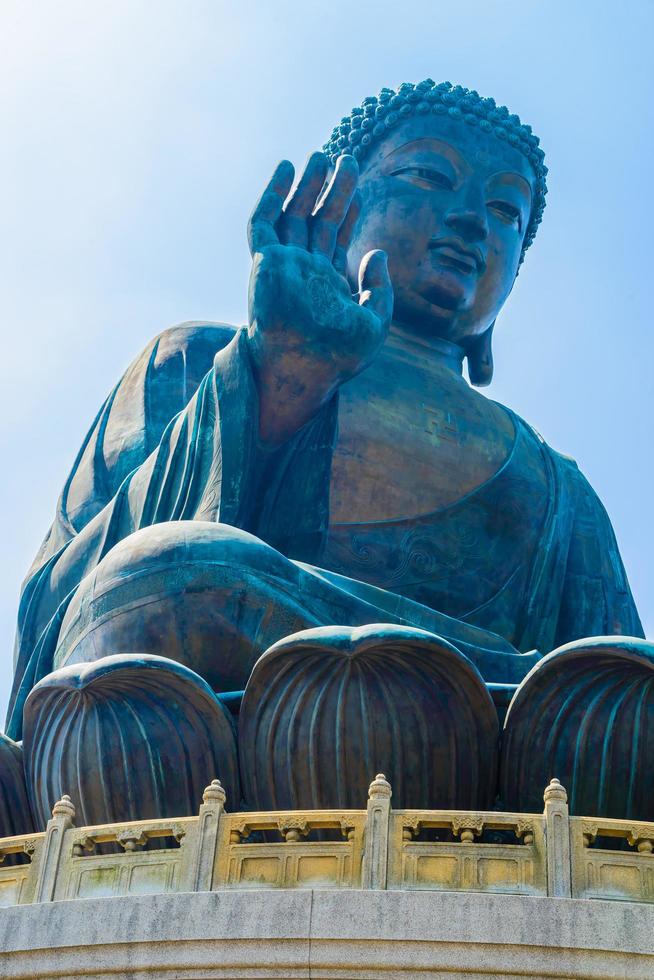 estatua gigante de buda en hong kong, china foto