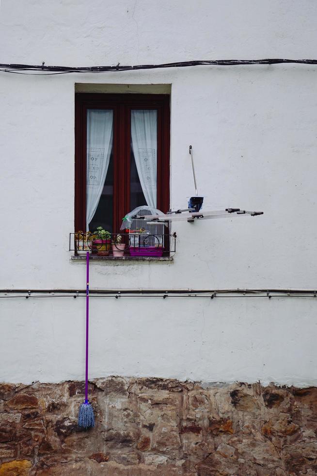 Ventanas en la fachada blanca de la casa. foto