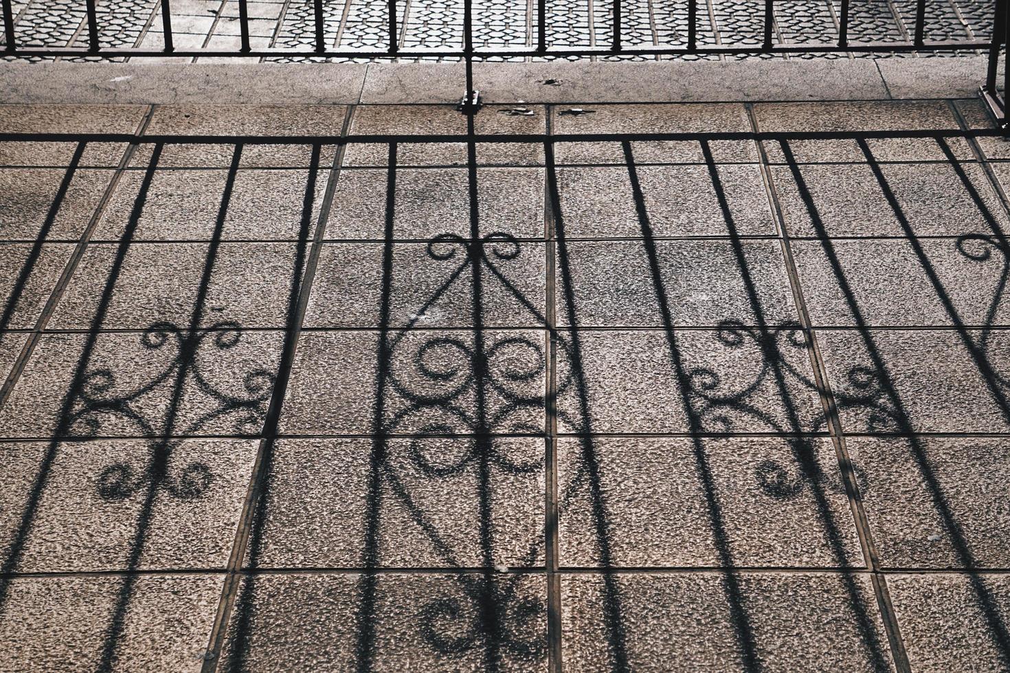 sombras de la valla metálica en el suelo foto