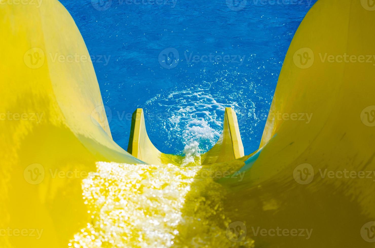 tobogán de agua amarillo foto