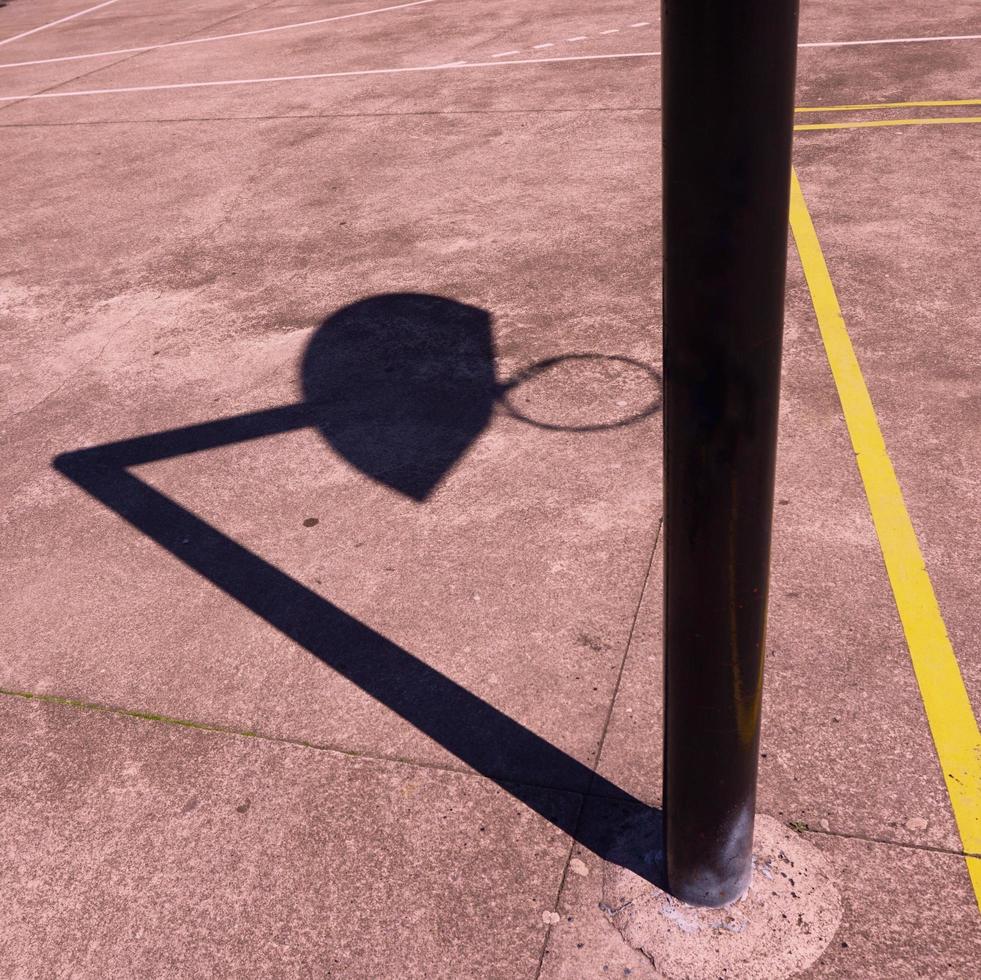 silueta de sombra de aro de baloncesto callejero en la cancha foto