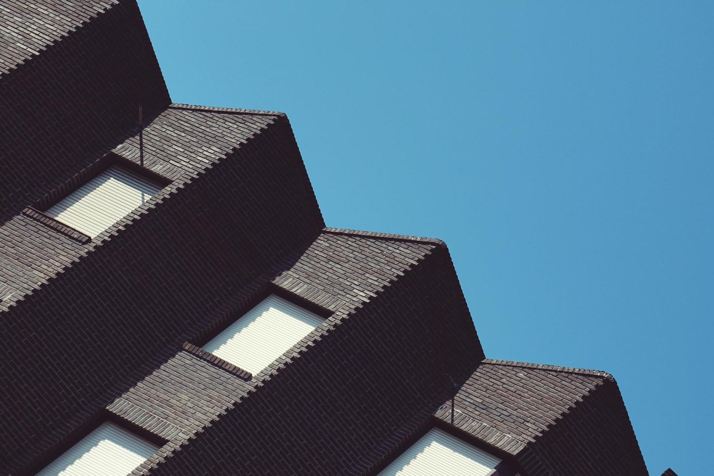 Arquitectura del edificio de la azotea en la ciudad de Bilbao, España foto