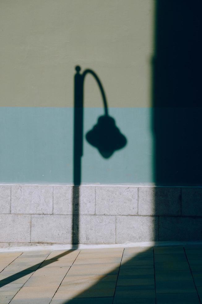 Sombras de farolas en la fachada del edificio. foto