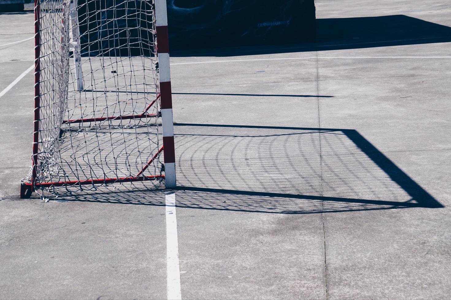 Sombra de gol de fútbol callejero en el campo foto