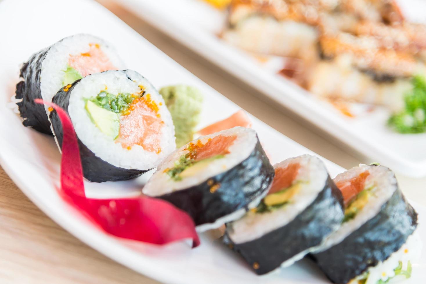 rollo de sushi salmón maki foto