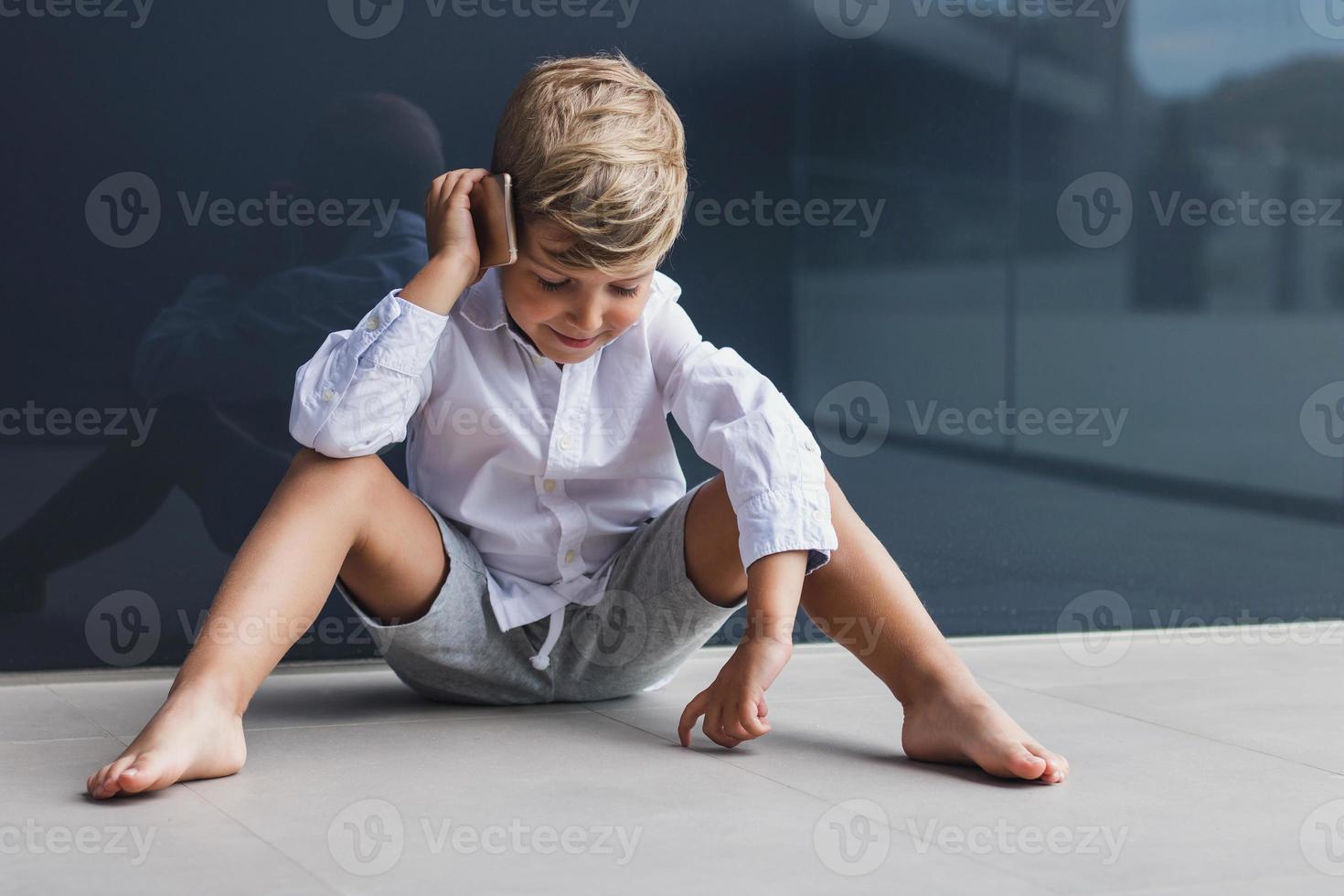 niño en el teléfono foto