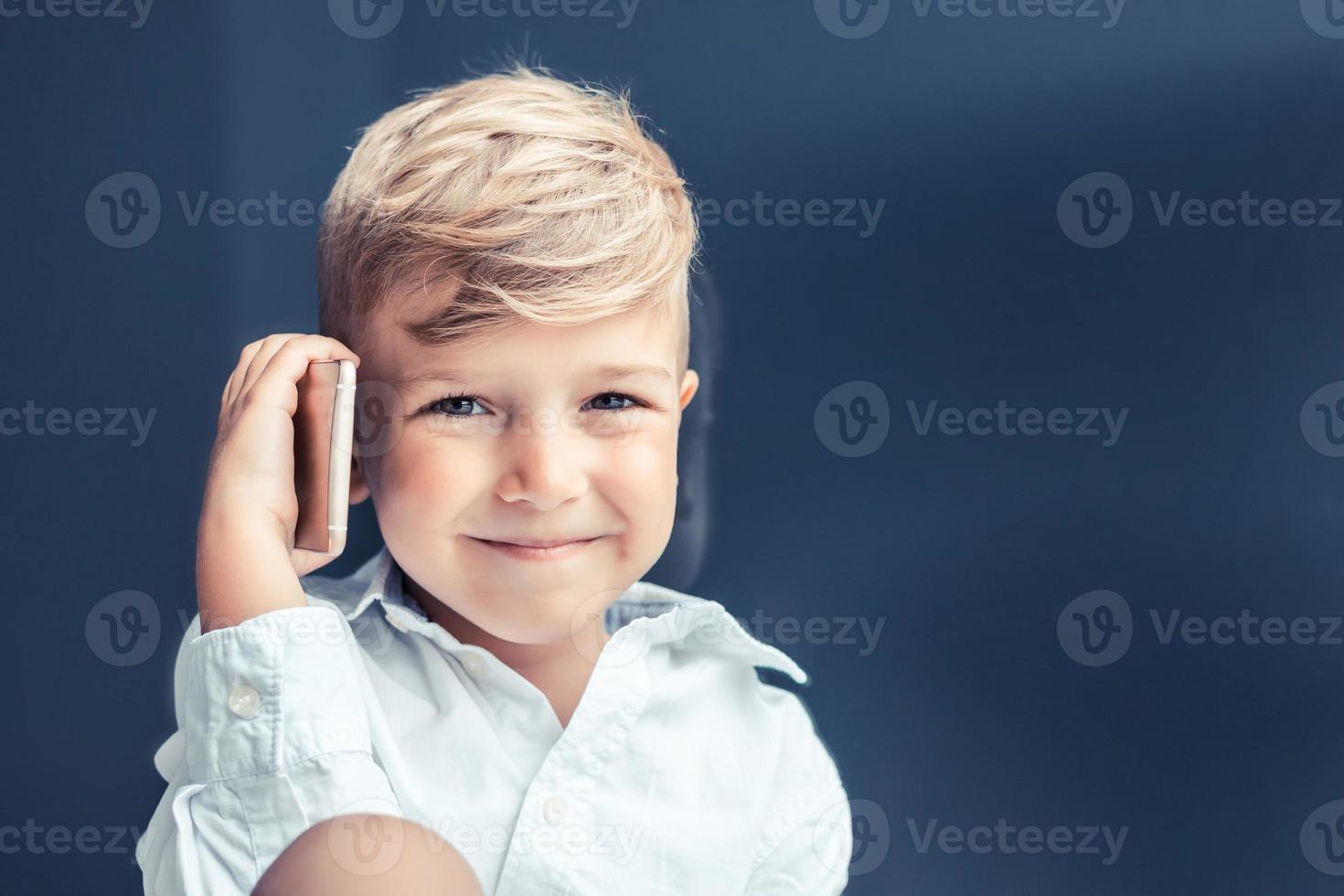 retrato, de, feliz, niño, hablar teléfono foto