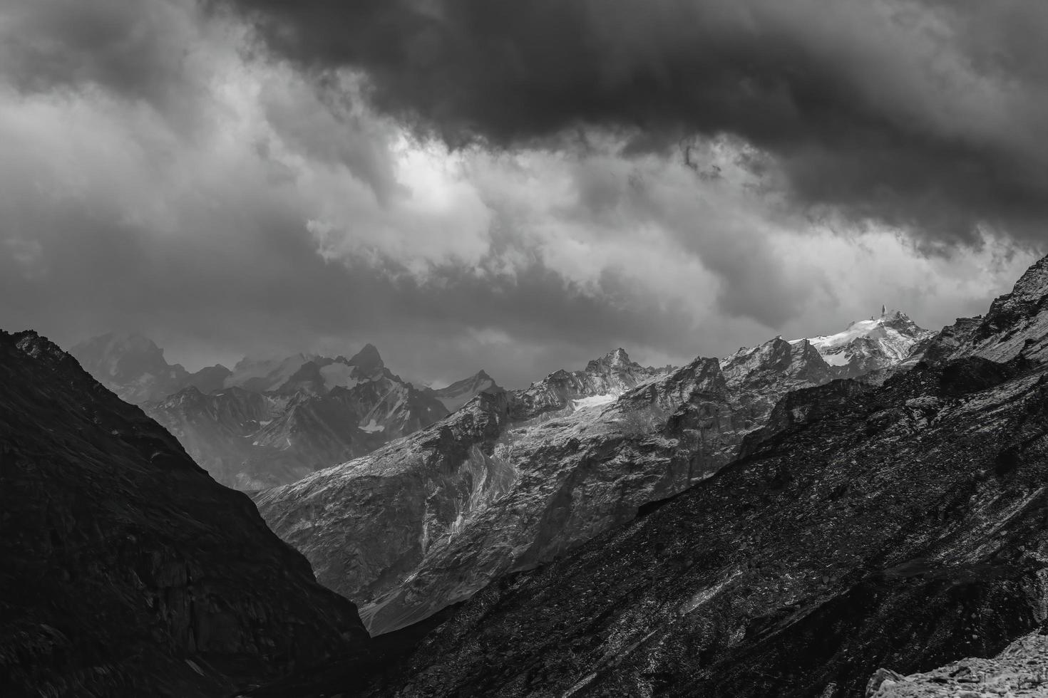 paisajes montañosos panorámicos del Himalaya foto