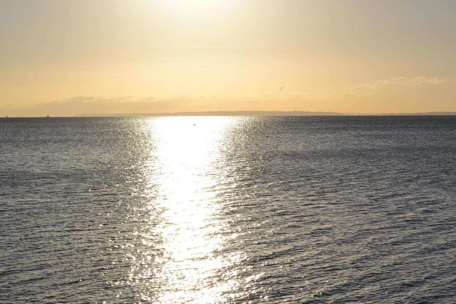 reflejo del atardecer en el mar en calma foto