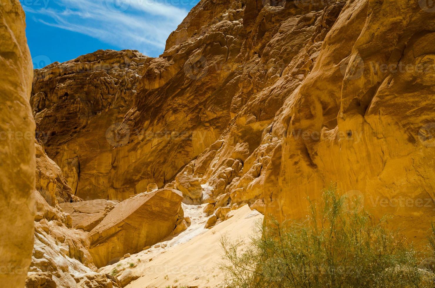 rocas marrones en un cañón foto