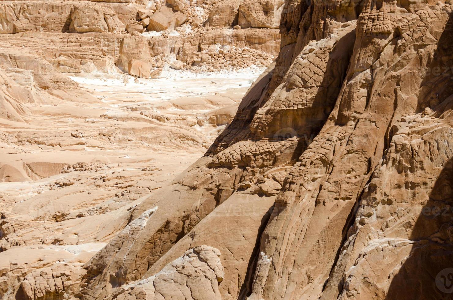 piedra marrón rugosa foto