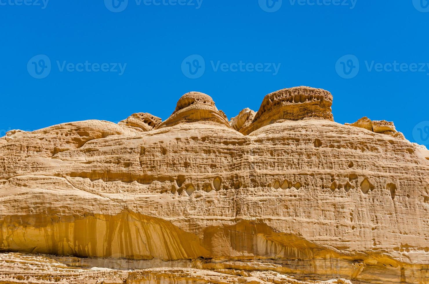 meseta rocosa con un cielo azul foto