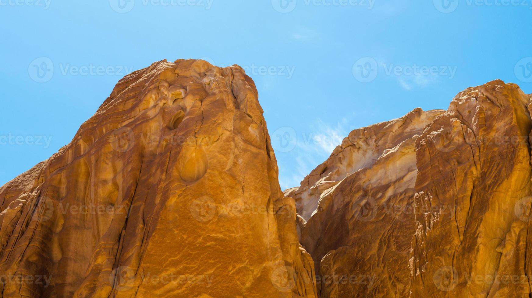 cimas de las montañas rocosas foto