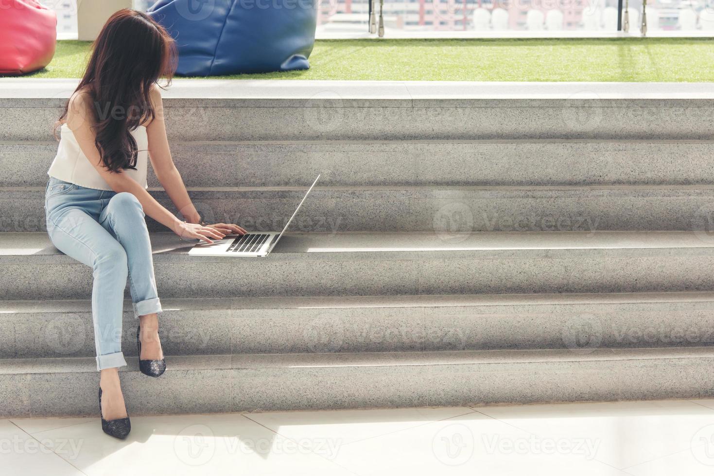 mujer usando una computadora afuera foto