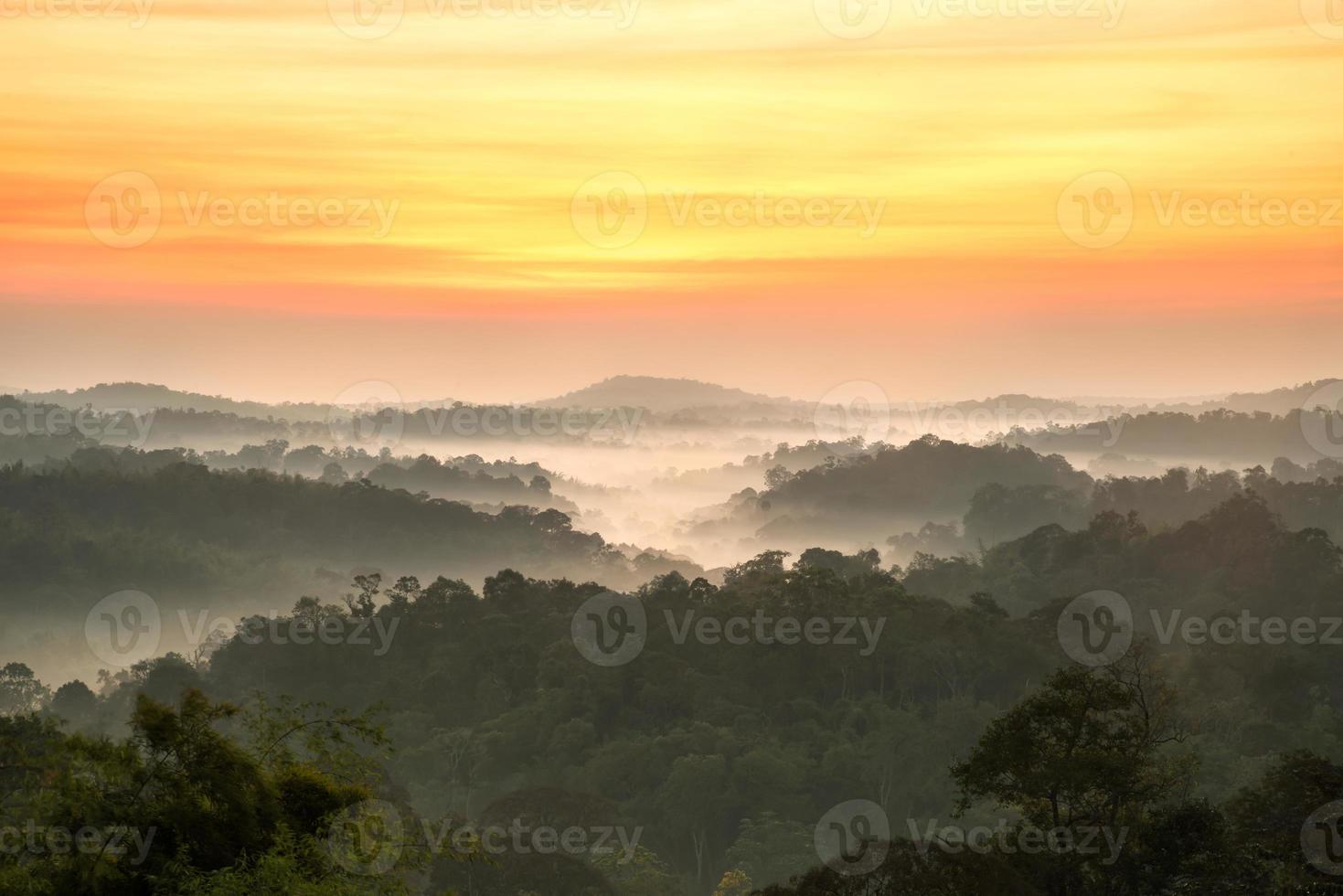 hermoso amanecer en las montañas de tailandia foto