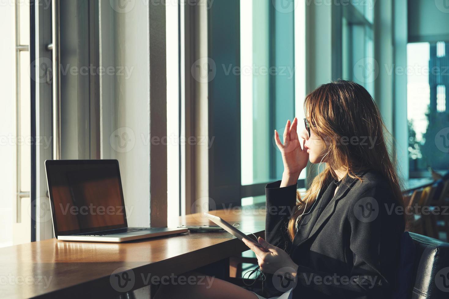 mujer de oficina usando computadora foto